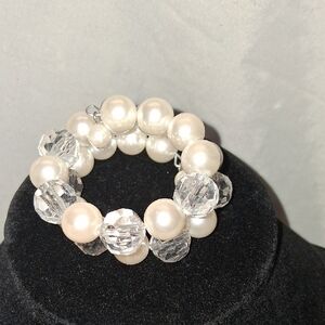 Elegant Pearl and Crystal Bracelet